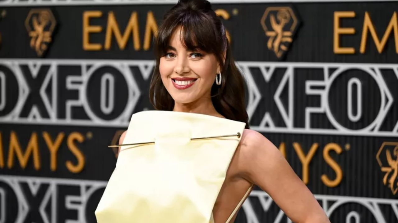 Emmy Awards: Aubrey Plazza chama atenção com vestido da Loewe Lorena Bueri
