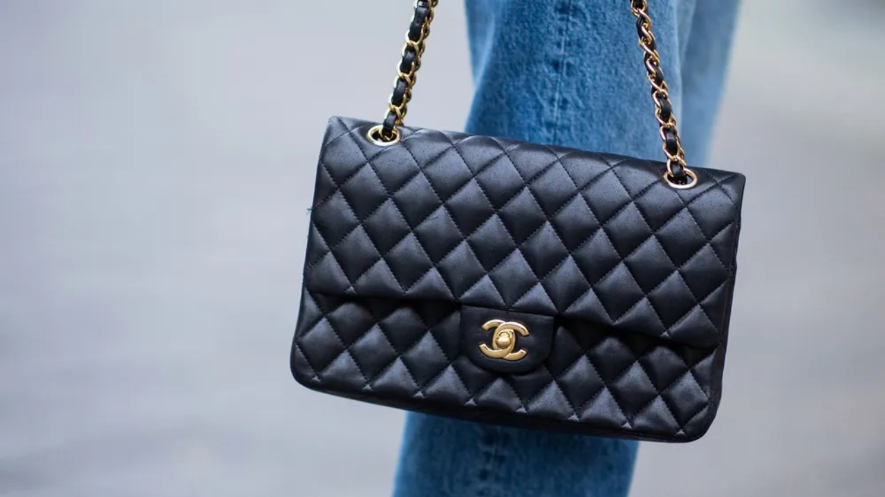 Chanel processa brechó de luxo por produtos falsificados Lorena Bueri