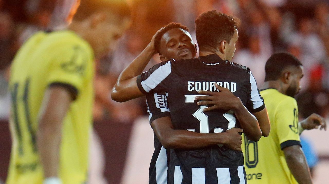 Botafogo vence, mas vaias a Marlon e Marçal ecoam no Nilton Santos Lorena Bueri