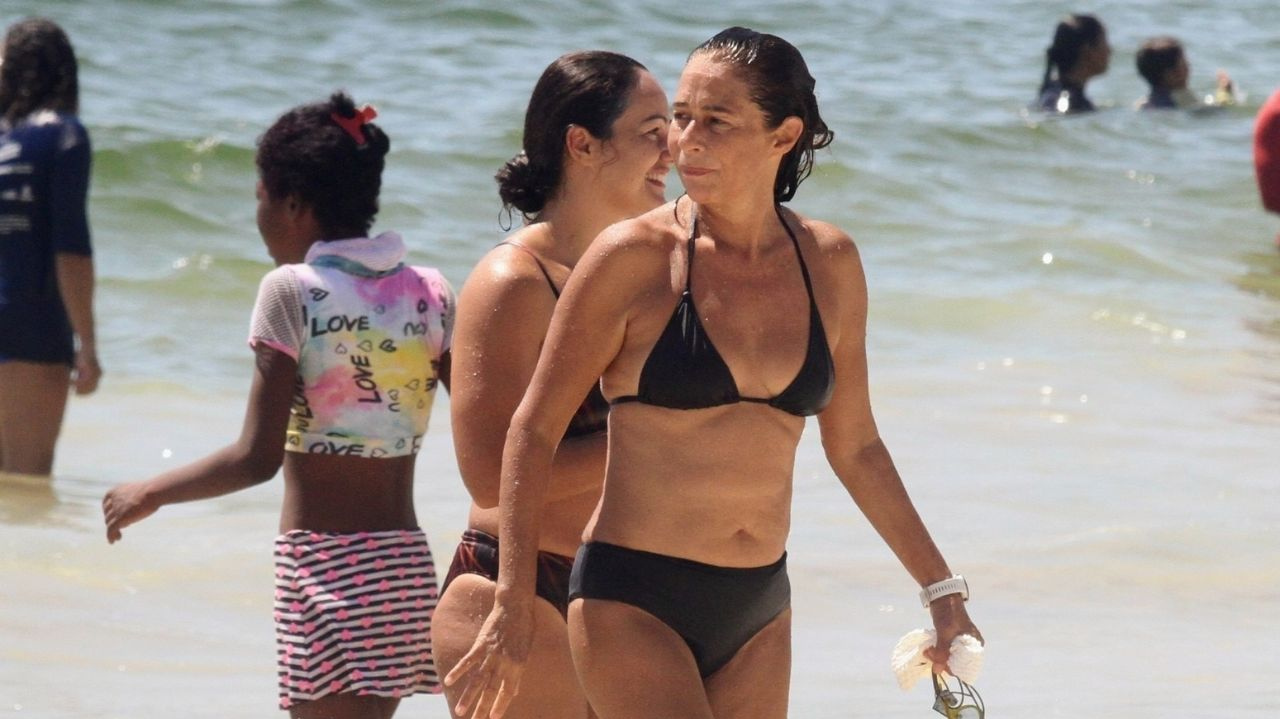 Com sensação térmica de 40°C, famosos se refrescam nas praias do Rio de Janeiro Lorena Bueri