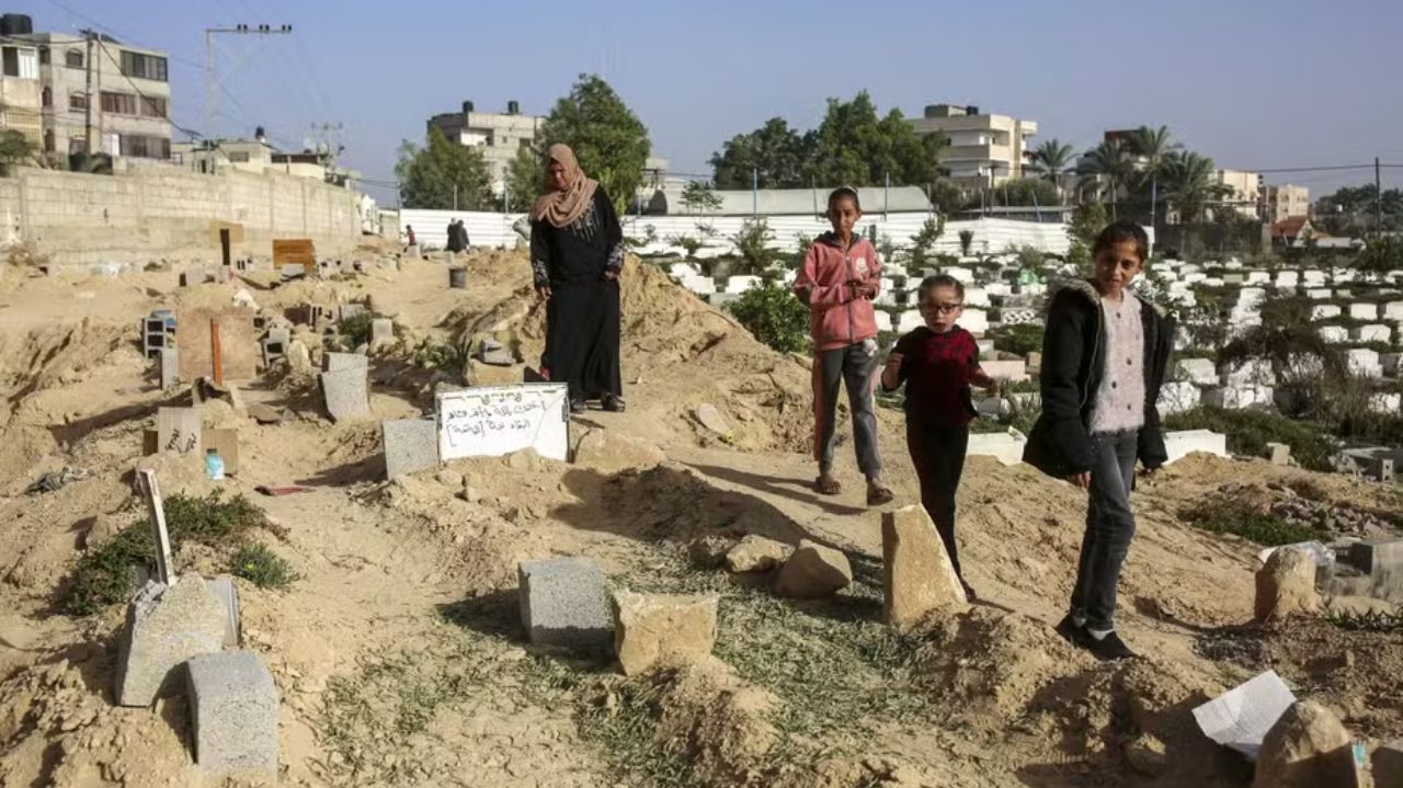 Forças de Defesa de Israel exumam corpos de cemitério para encontrar reféns Lorena Bueri