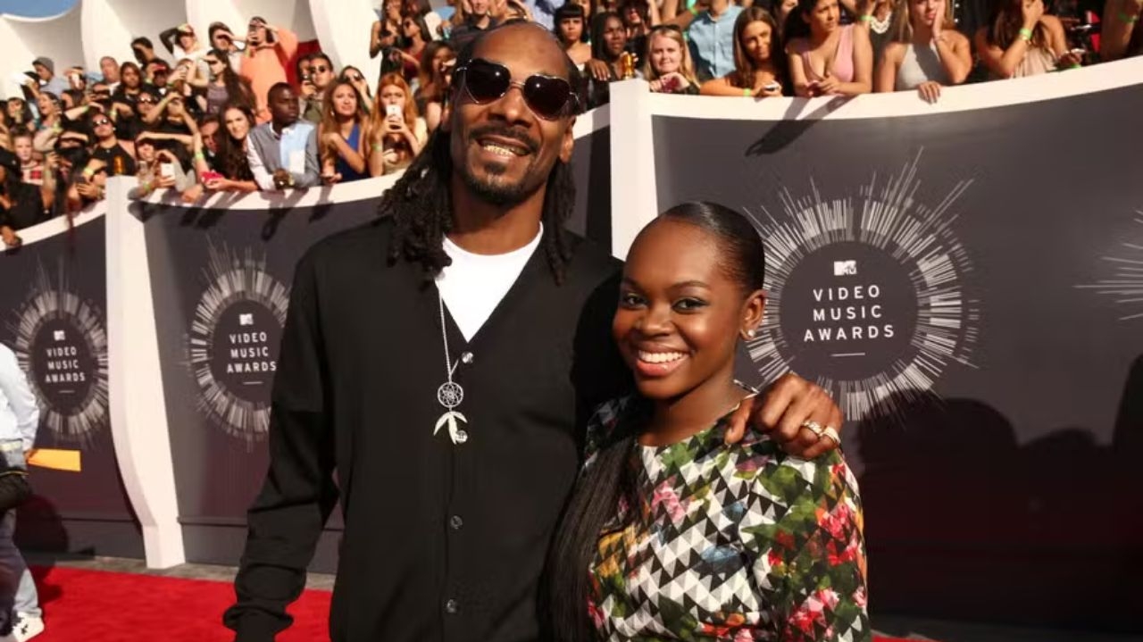 Aos 24 anos, filha mais nova de Snoop Dogg sofre derrame  Lorena Bueri