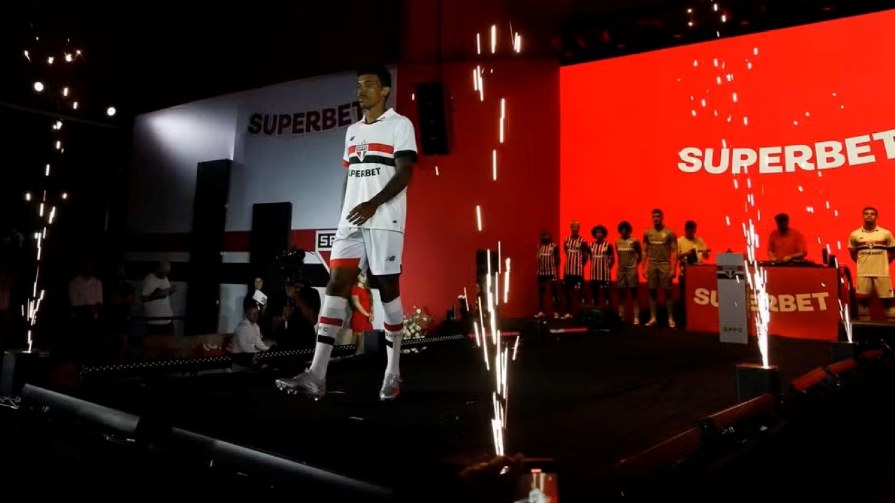 São Paulo lança camisas para a temporada e oficializa Superbet como novo patrocinador Máster Lorena Bueri