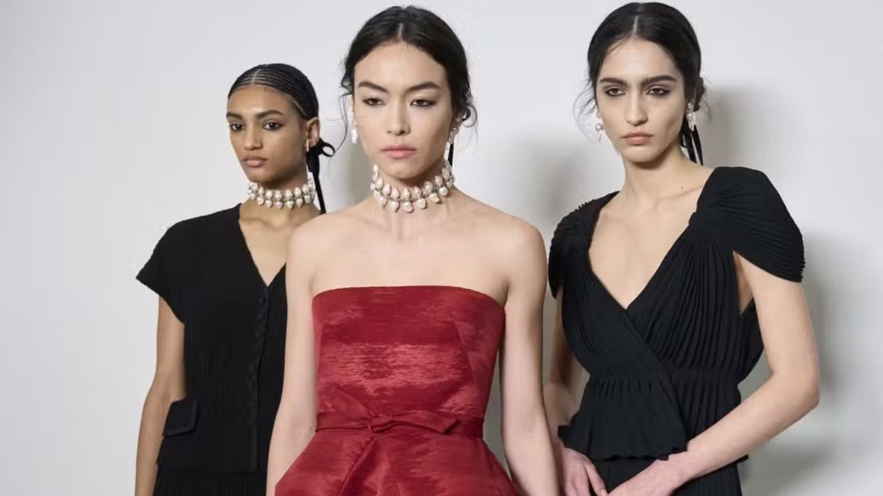 Desfile de verão 2024: alta-costura da Dior protagoniza o tecido moiré Lorena Bueri
