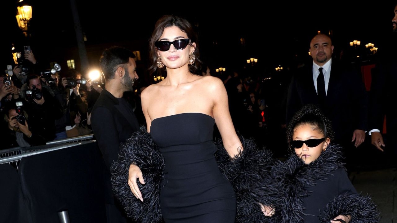 Kylie Jenner e sua filha Stormi marcam presença no desfile da Valentino Lorena Bueri