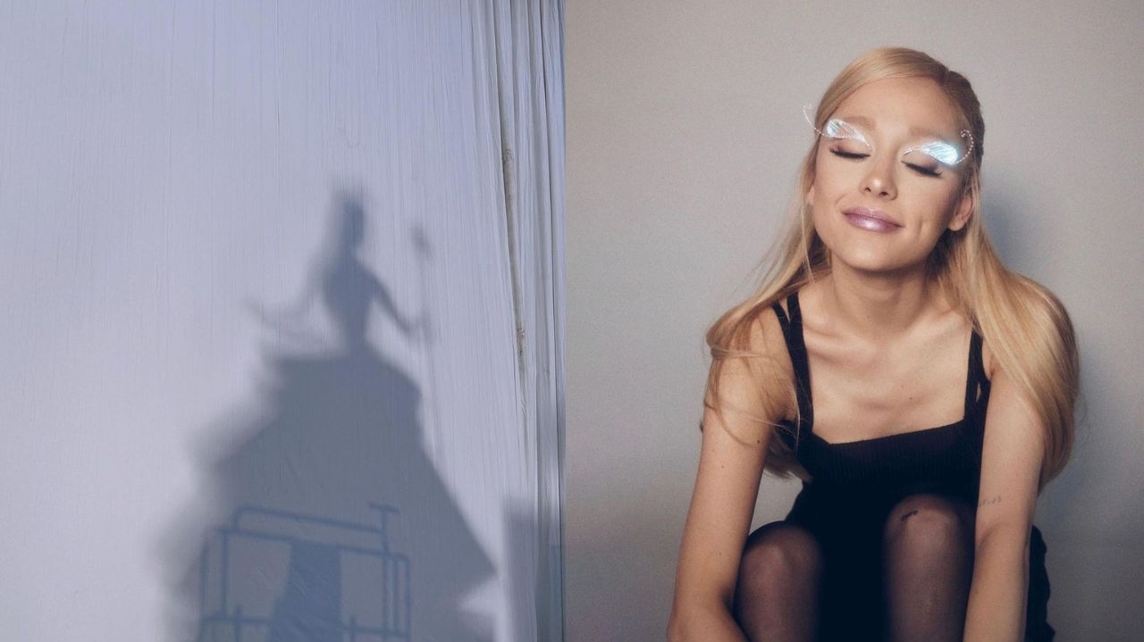 Em foto inédita de 'Wicked', Ariana Grande aparece sobre registro discreto de sua personagem no filme  Lorena Bueri