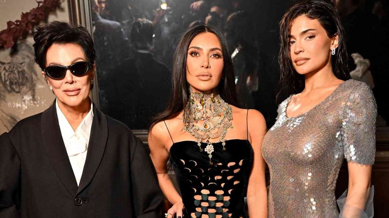 Kim Kardashian, Kris e Kylie Jenner aparecem com looks ousados em Paris Lorena Bueri