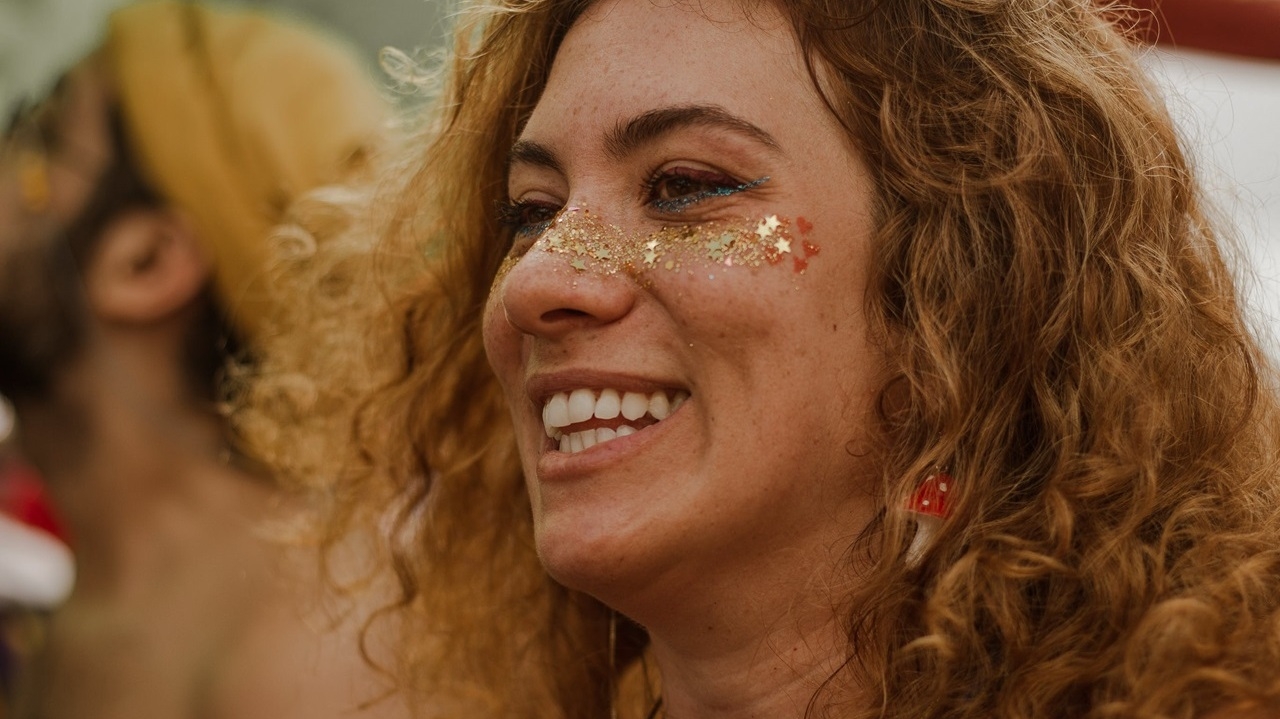 Veja como usar glitter no Carnaval de forma fácil Lorena Bueri