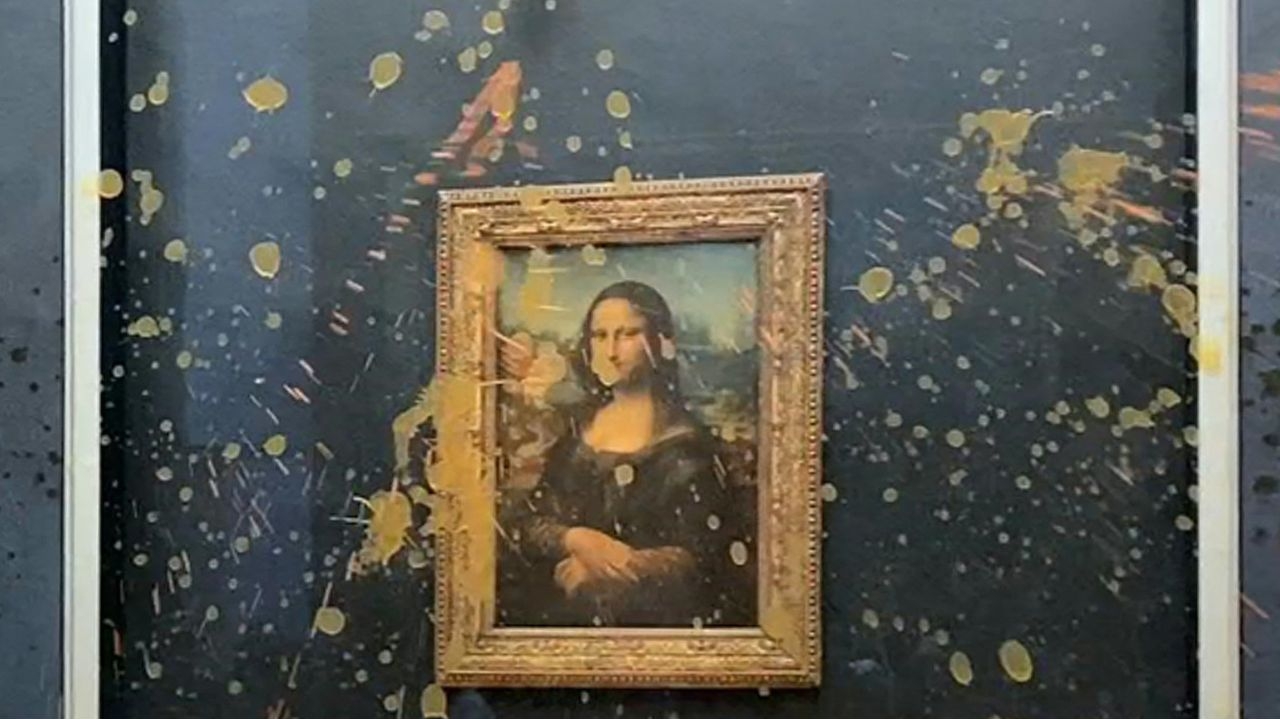 Mona Lisa: ativistas francesas atiram sopa vermelha na obra de Leonardo da Vinci Lorena Bueri