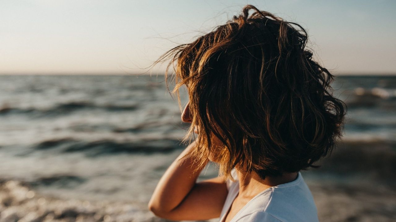 Confira 8 dicas para proteger os cabelos do impacto do verão Lorena Bueri