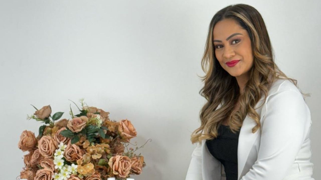 Juliana Fiuza lança nova linha de cosméticos para cabelos com mega hair Lorena Bueri