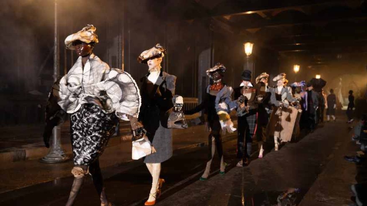 Maison Margiela encerra em grande estilo o último dia de desfiles da semana de Alta Costura em Paris Lorena Bueri