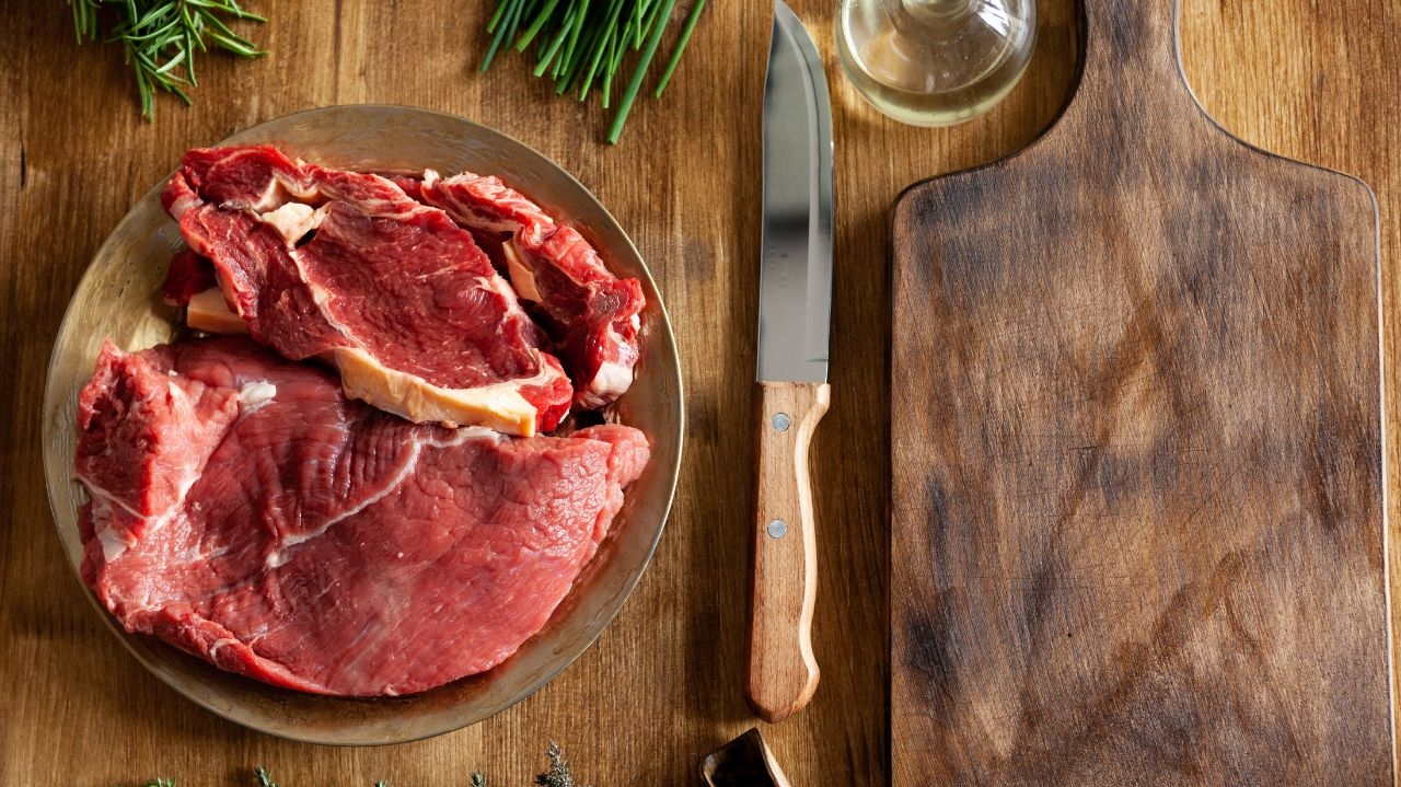 Consumo excessivo de carne vermelha pode ocasionar o surgimento de doenças, entenda Lorena Bueri