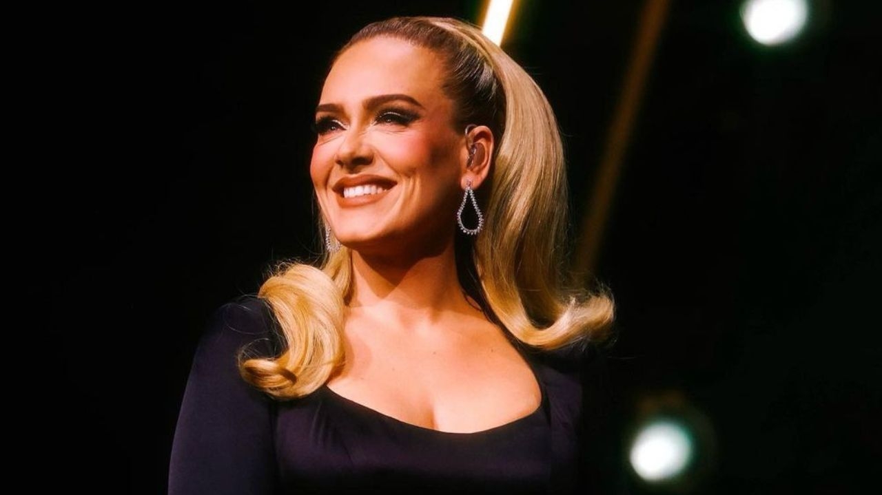 Adele retorna aos palcos após oito anos em hiatus Lorena Bueri