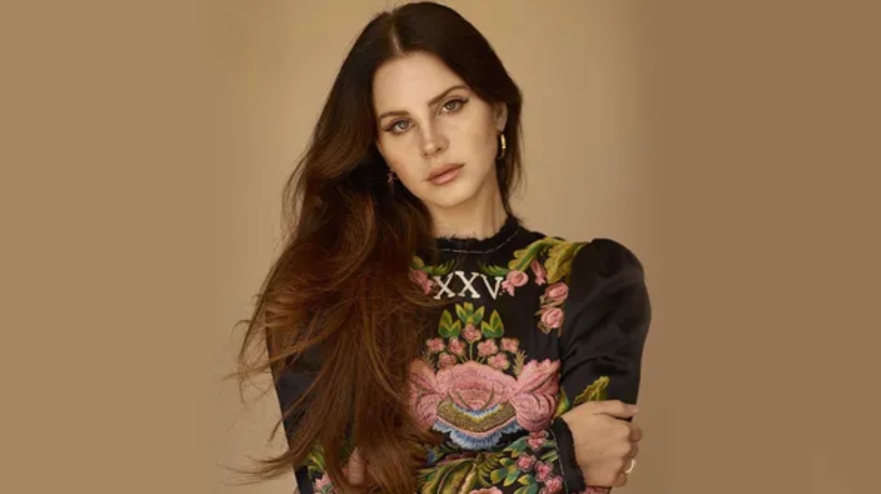 Lana Del Rey anuncia primeiro álbum country com previsão para setembro deste ano Lorena Bueri
