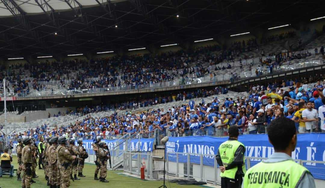 Cruzeiro começa a cumprir punição de 5 jogos com portões fechados Lorena Bueri