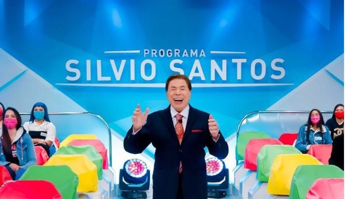 Silvio Santos retorna às gravações de seu dominical alfinetando Faustão e Eliana
