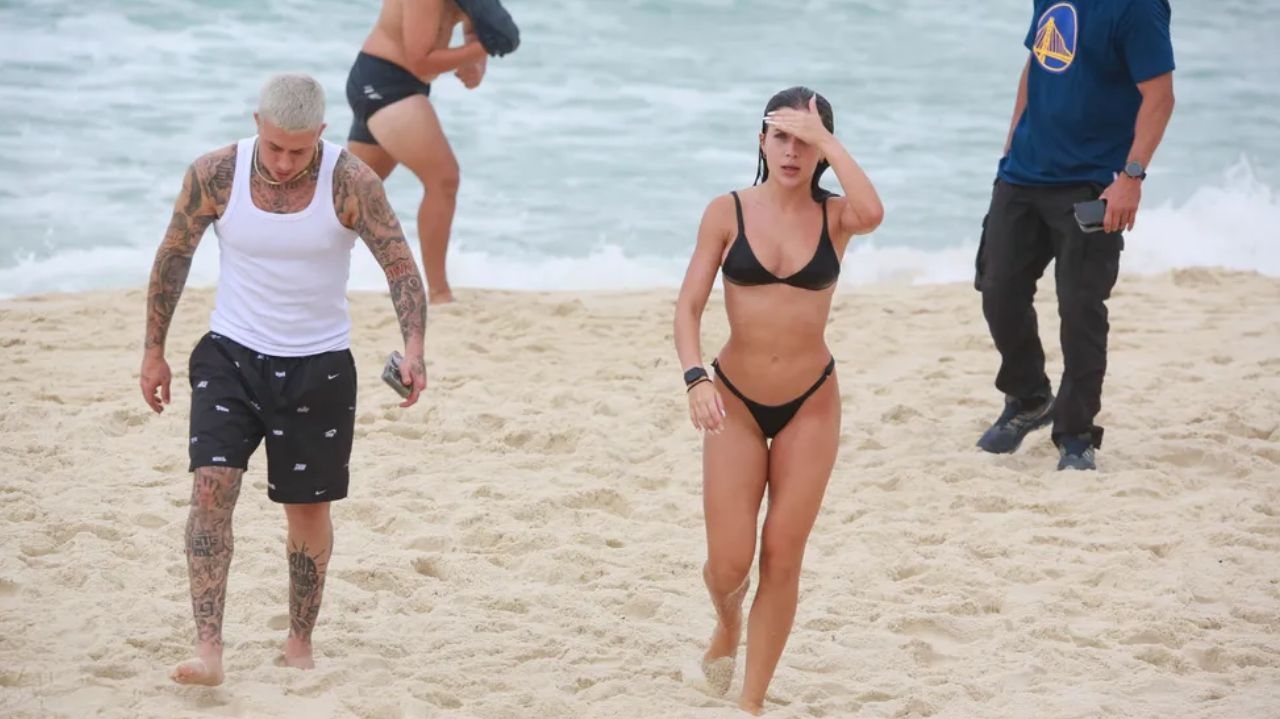 MC Daniel e Jade Picon são flagrados juntos na praia  Lorena Bueri