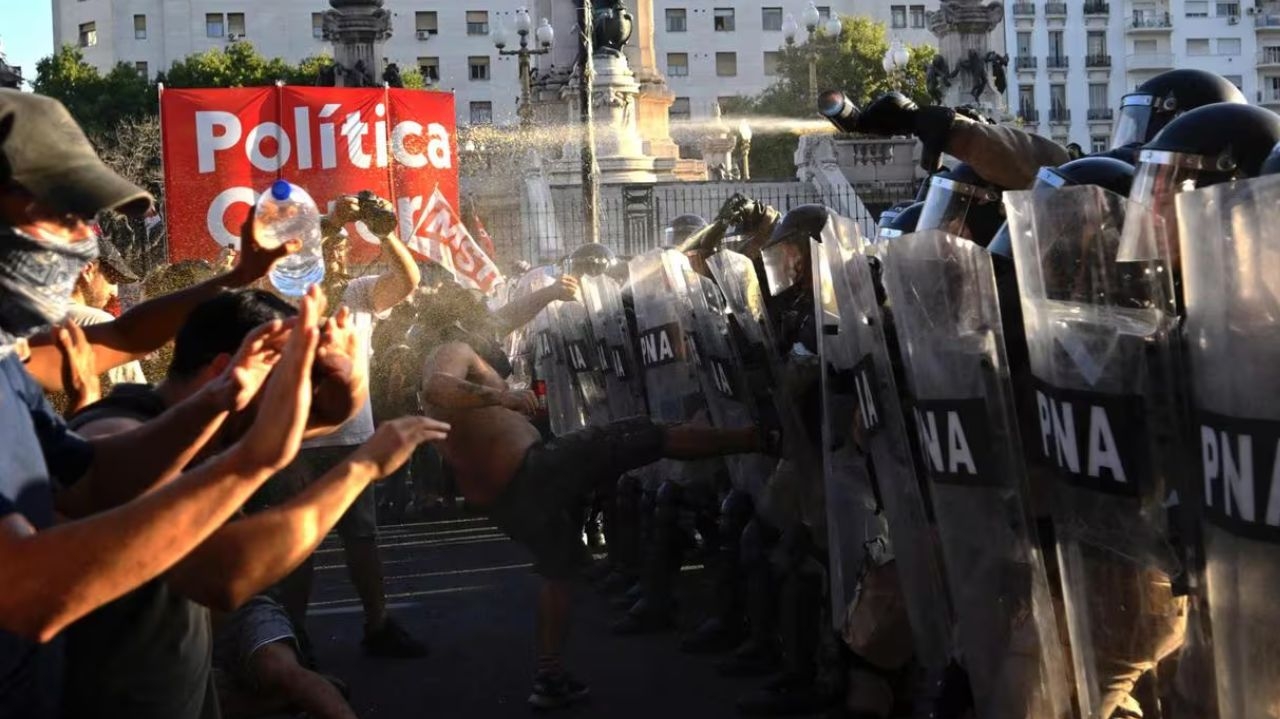 Aprovação da 'lei ônibus' gera conflito entre policiais e manifestantes na Argentina Lorena Bueri