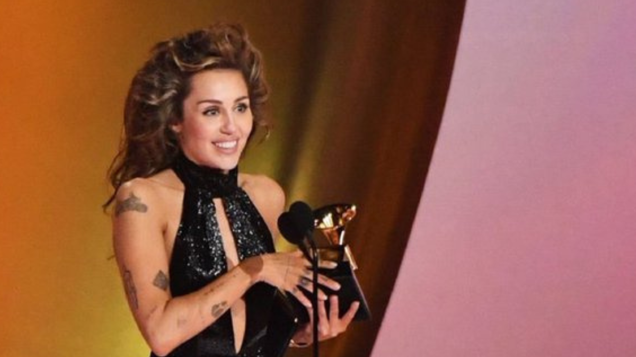 Grammy Awards: Miley Cyrus vence a categoria Melhor Performance Pop Solo com Flowers Lorena Bueri