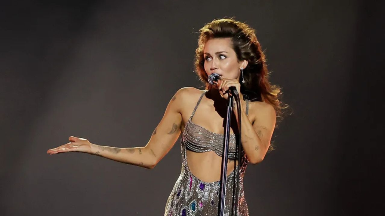 Miley Cyrus encanta fãs ao cantar 'Flowers' no Grammy 2024 Lorena Bueri