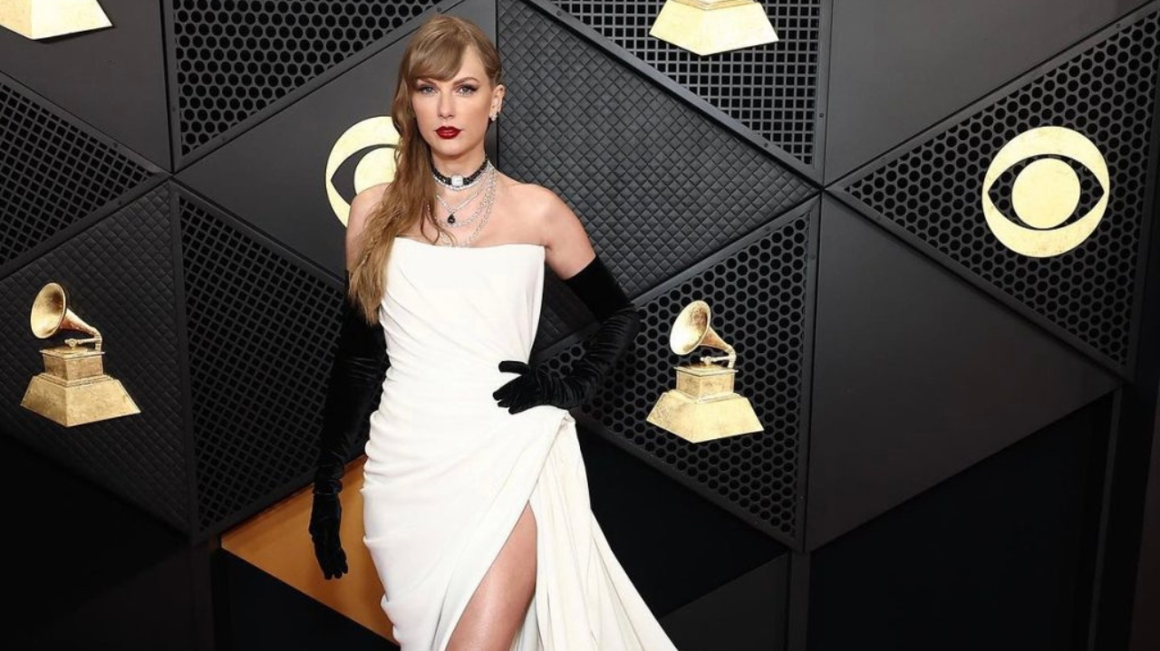Grammy 2024: Taylor Swift chama atenção durante passagem pelo tapete vermelho Lorena Bueri