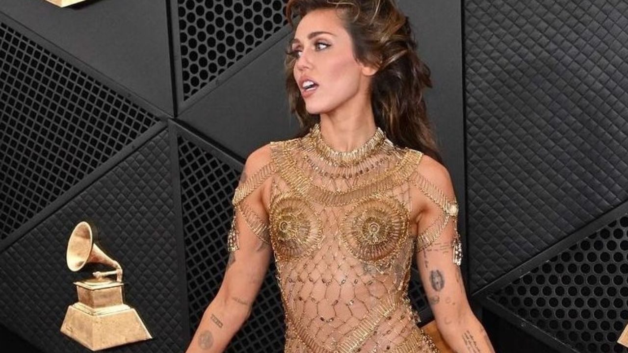 Feito por John Galliano, vestido de Miley Cyrus foi um dos destaques do Grammy Lorena Bueri