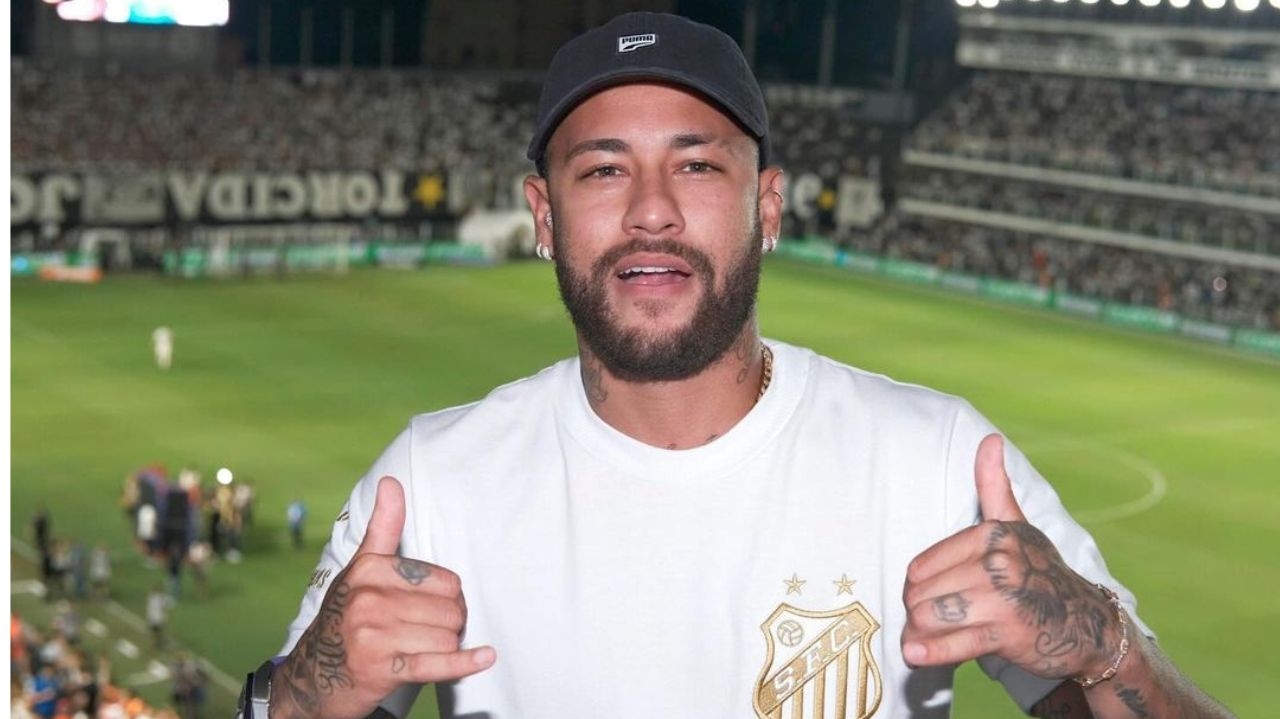 Neymar vai a Vila Belmiro e causa alvoroço na torcida  Lorena Bueri
