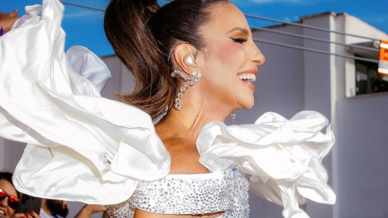 Ivete Sangalo brilha no Carnaval de Salvador com look inspirado em sua carreira Lorena Bueri