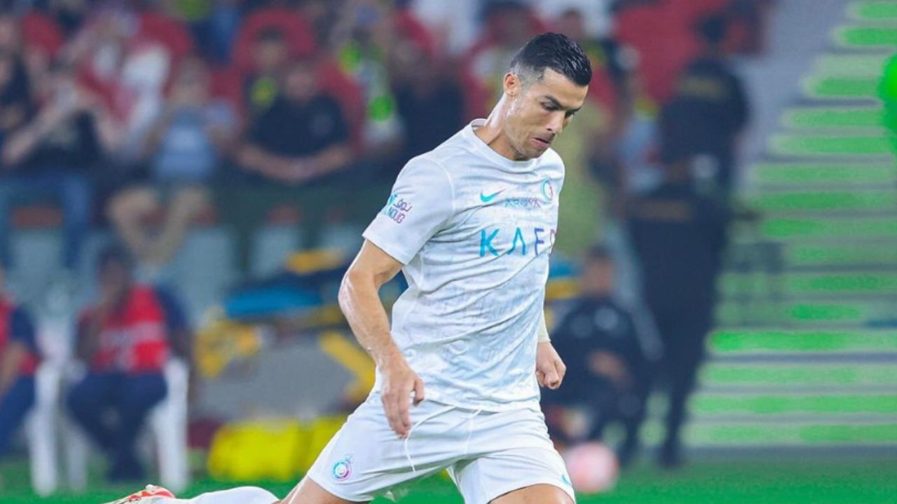 Após a derrota do Al-Nassr, Cristiano Ronaldo faz gesto obsceno com bandeira Lorena Bueri