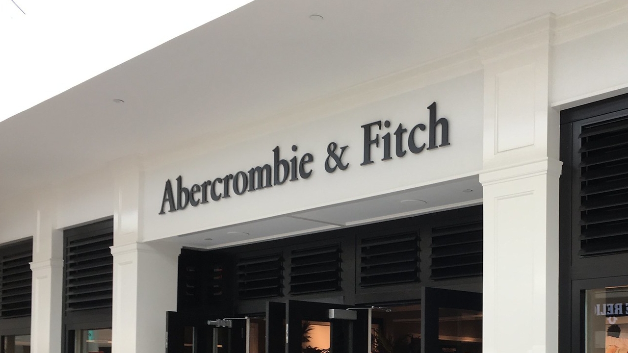 Ascensão da Abercrombie & Fitch dispara valor das ações na bolsa Lorena Bueri