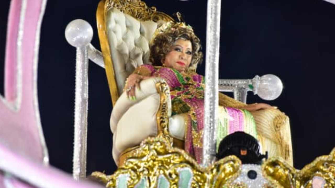 'Rainha do Samba', Alcione, é homenageada pela Mangueira após passar mal Lorena Bueri