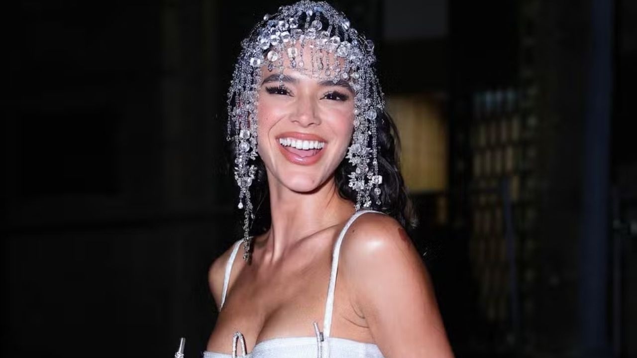 Bruna Marquezine usa traje de biquíni melindrosa de cristais para baile da Arara  Lorena Bueri