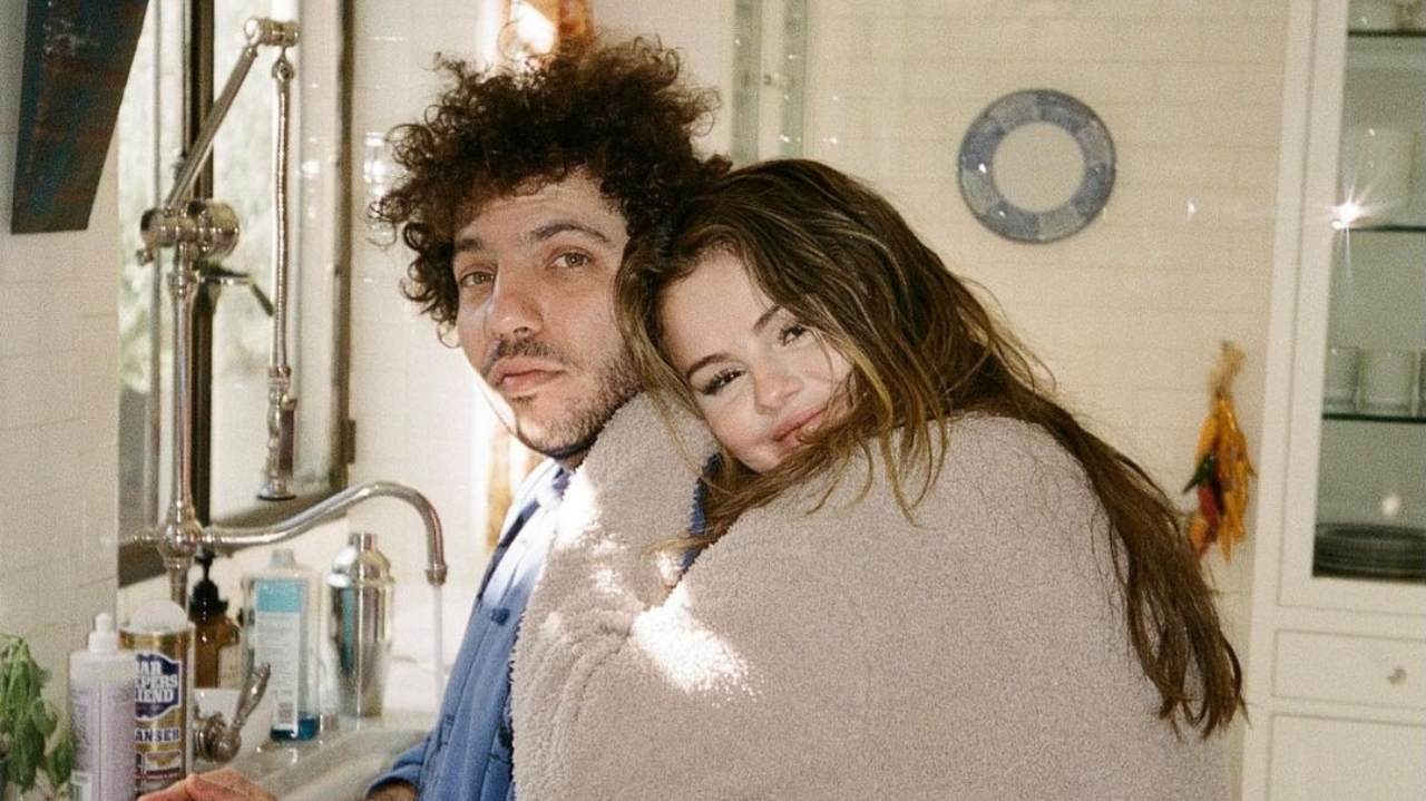 Em primeiro dia dos namorados com Benny Blanco, Selena Gomez se declara para o amado Lorena Bueri