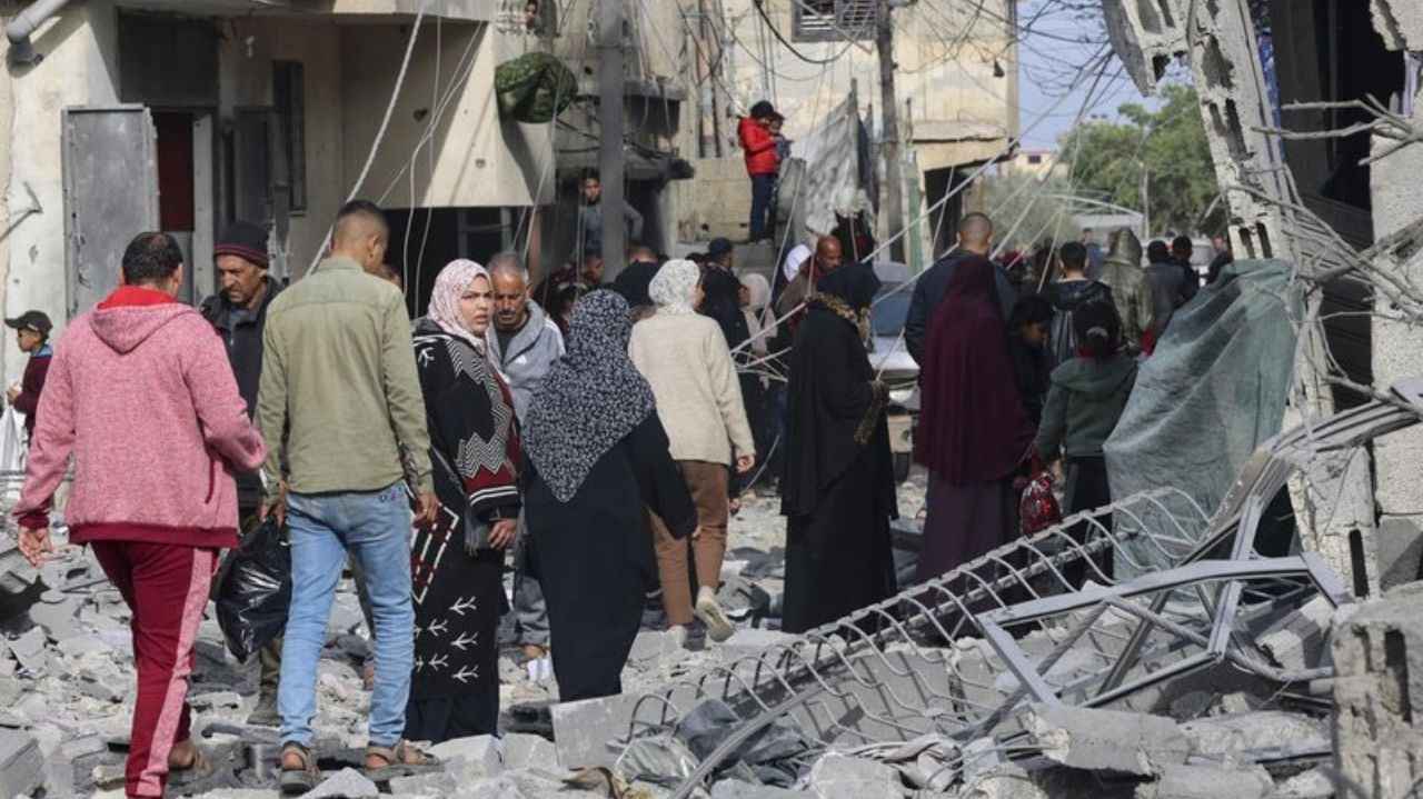 Crise em Gaza: Egito constrói área de contenção na fronteira para refugiados Lorena Bueri