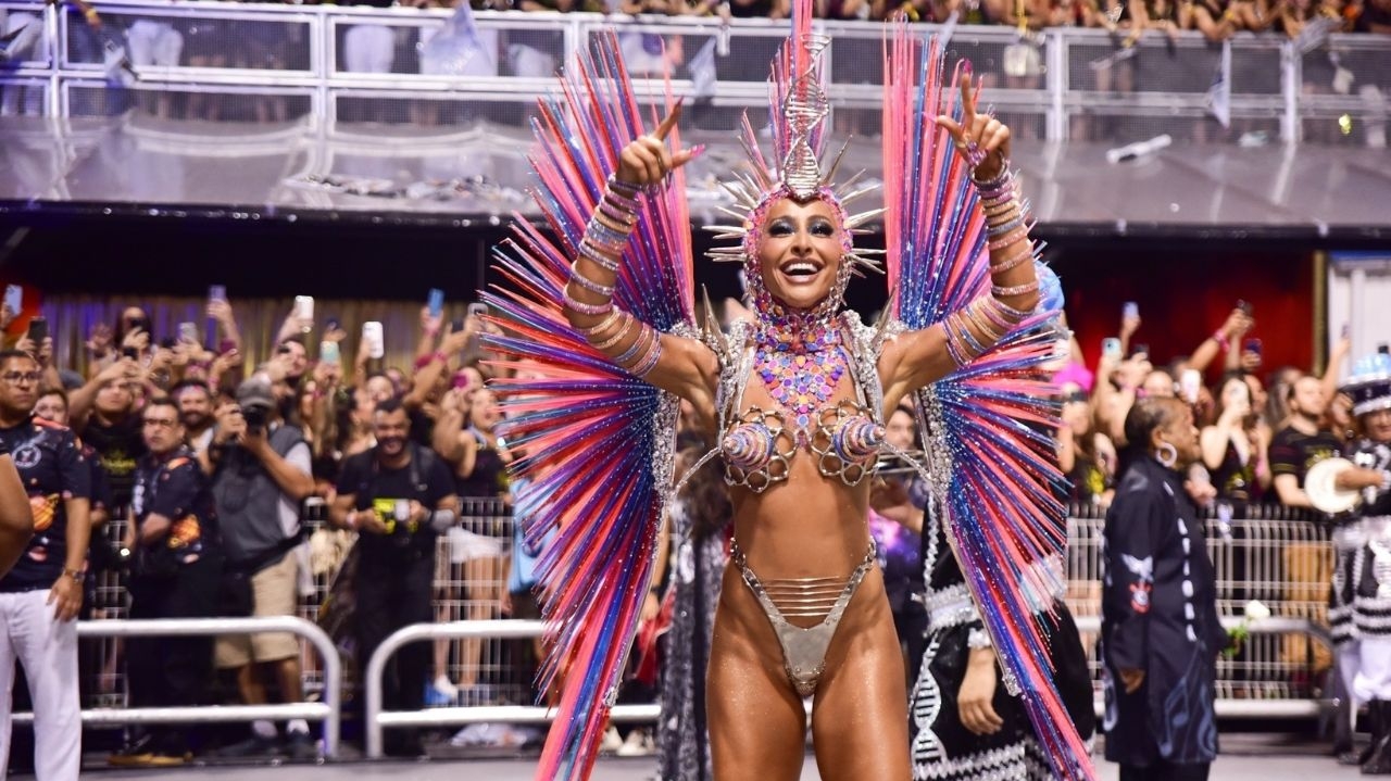 Sabrina Sato brilha em dupla jornada de Carnaval como rainha de bateria Lorena Bueri
