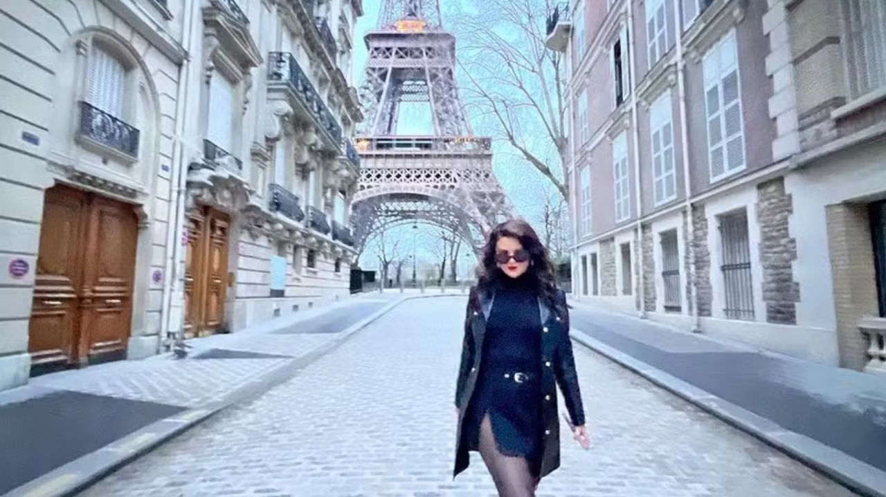 Selena Gomez compartilha fotos sensuais em Paris Lorena Bueri