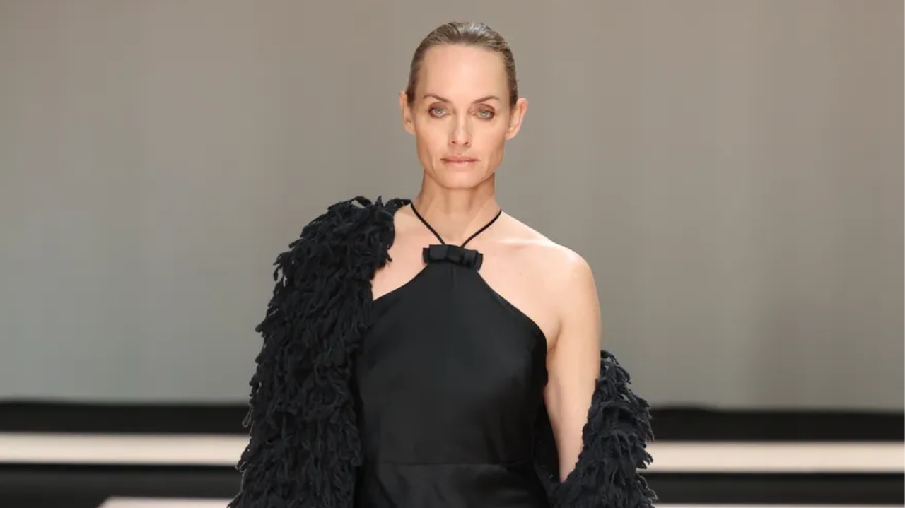  Amber Valletta desfila na estreia da Twinset na Semana de Moda de Milão Lorena Bueri