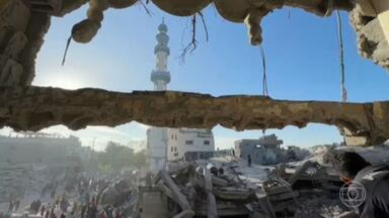 Ataques aéreos destroem uma mesquita e matam 4 pessoas no sul da Faixa de Gaza Lorena Bueri