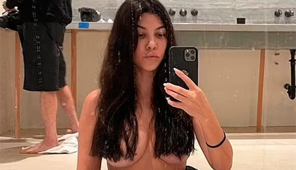 Quase escapa nudez de Kourtney Kardashian Lorena Bueri