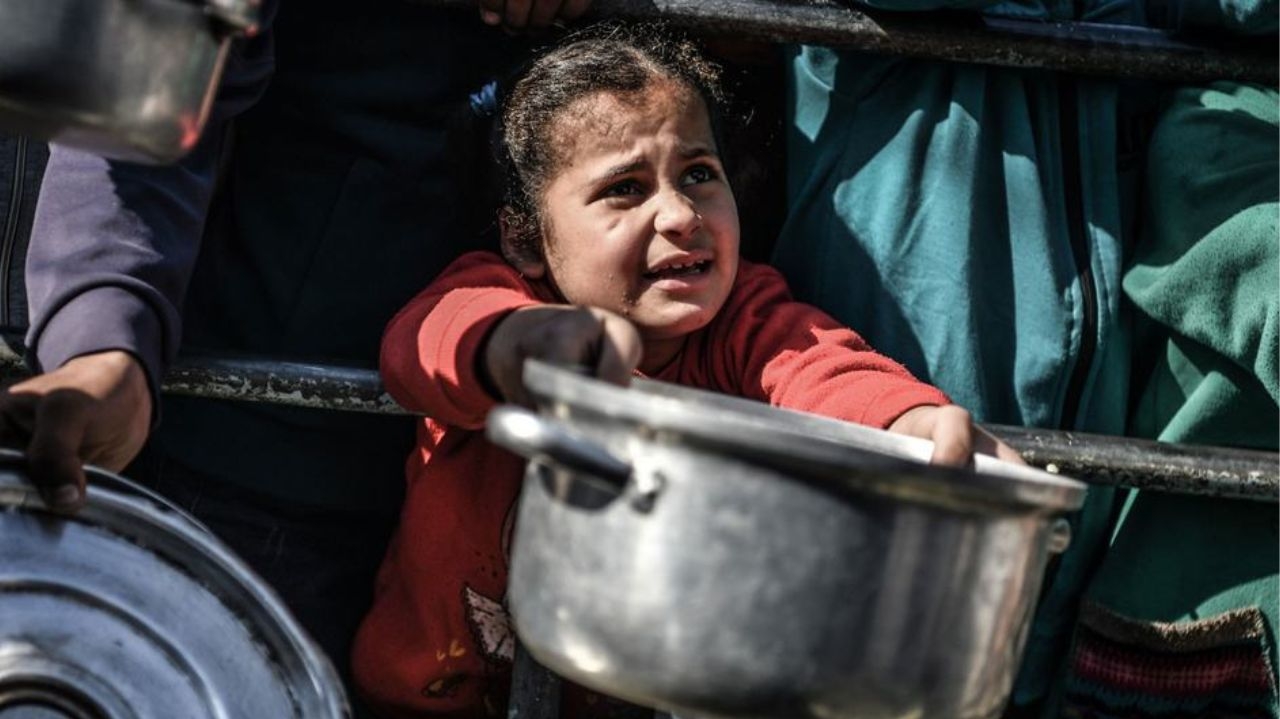 Conflito Israel-Hamas: crianças em Gaza se alimentam de pão de ração animal e tâmaras enroladas em gaze Lorena Bueri