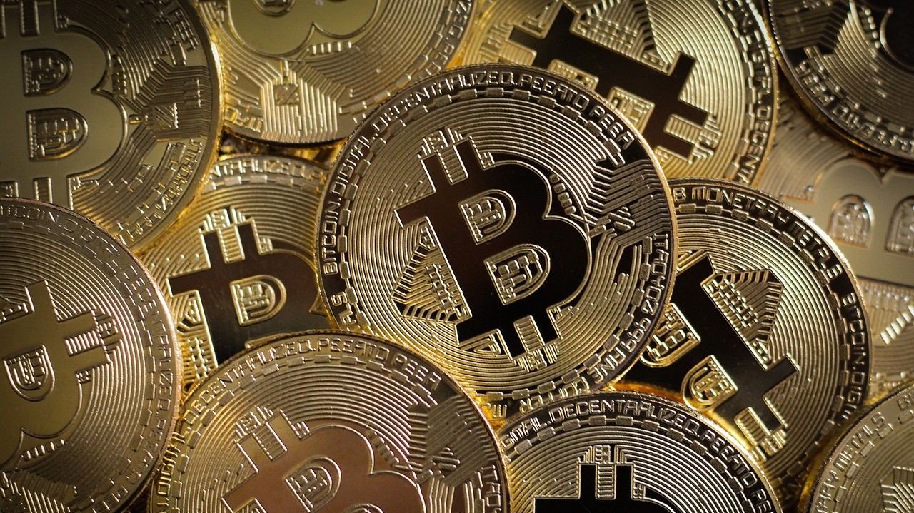 Bitcoin alcança a cotação de US$ 57 mil pela primeira vez desde 2021 Lorena Bueri