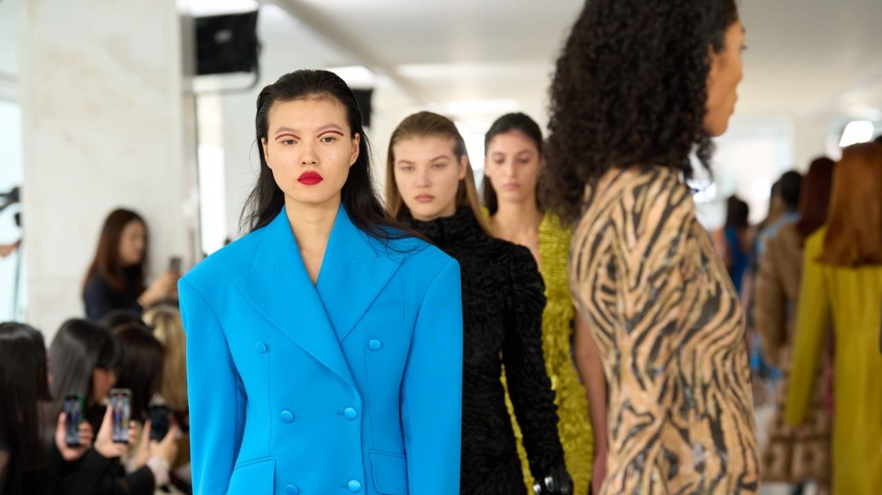 Designer Feben apresenta desfile na Fashion Week com apoio de Dolce & Gabbana Lorena Bueri
