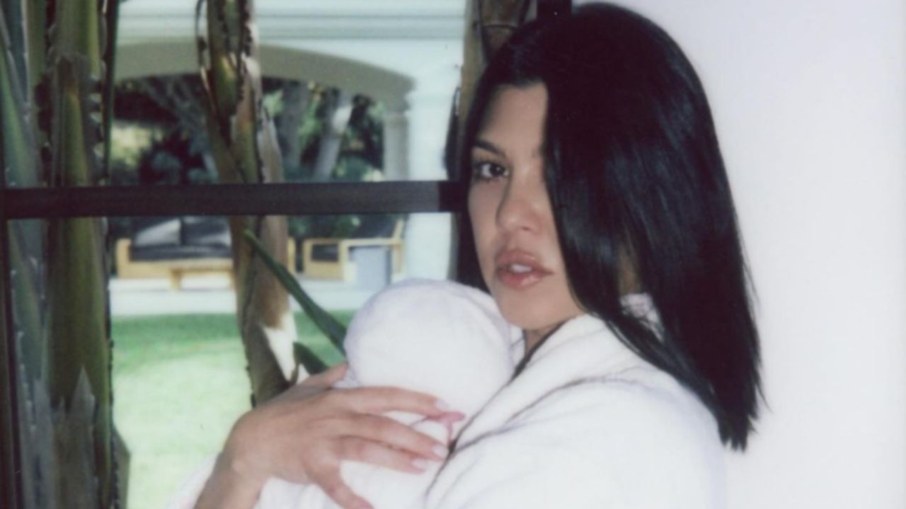 Kourtney Kardashian compartilha rotina de beleza pós-parto Lorena Bueri