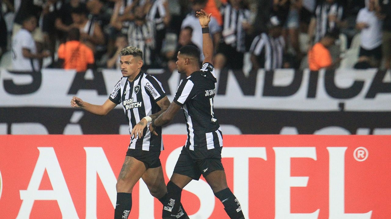 Júnior Santos eterniza seu nome ao marcar quatro gols pelo Botafogo na Libertadores Lorena Bueri
