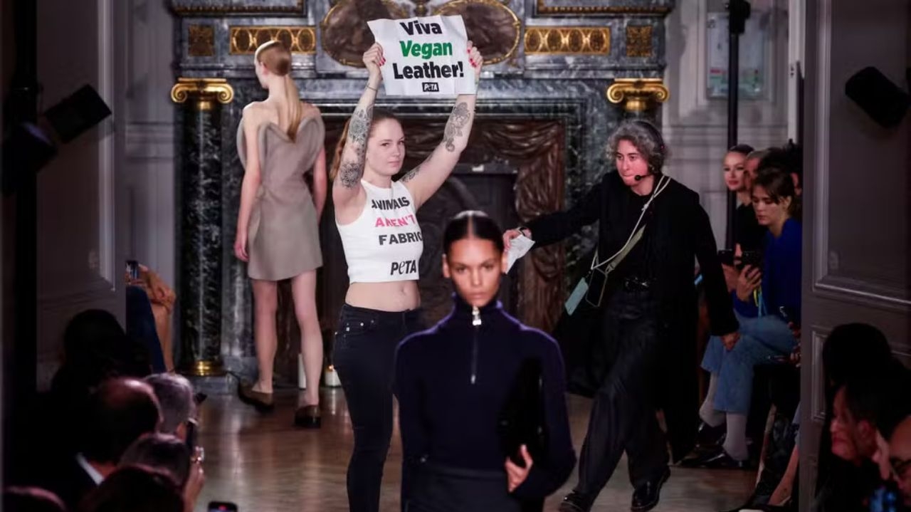 Ativistas invadem desfile de Victoria Beckham na Paris Fashion Week Lorena Bueri