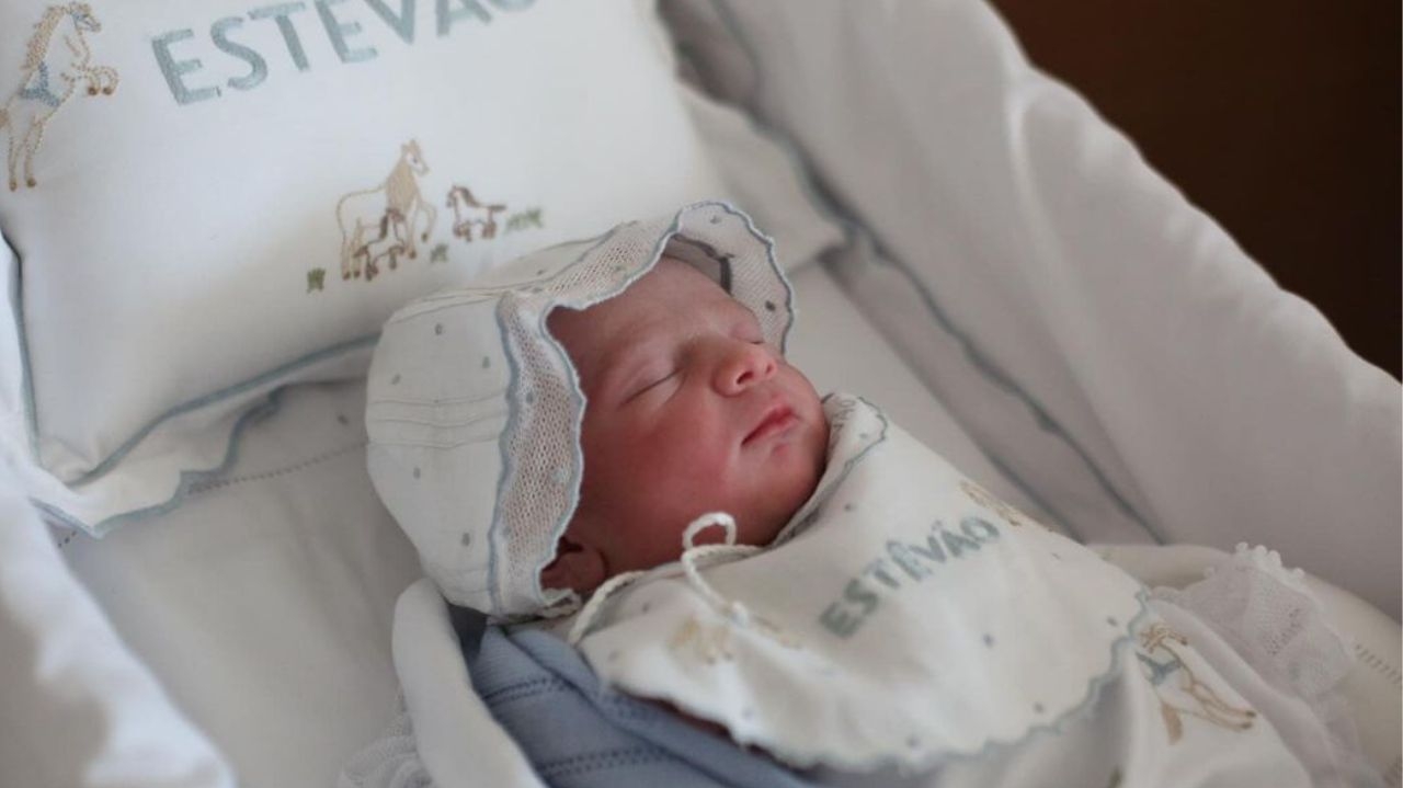 Juliano Cazarré apresenta seu filho recém nascido nas redes sociais Lorena Bueri