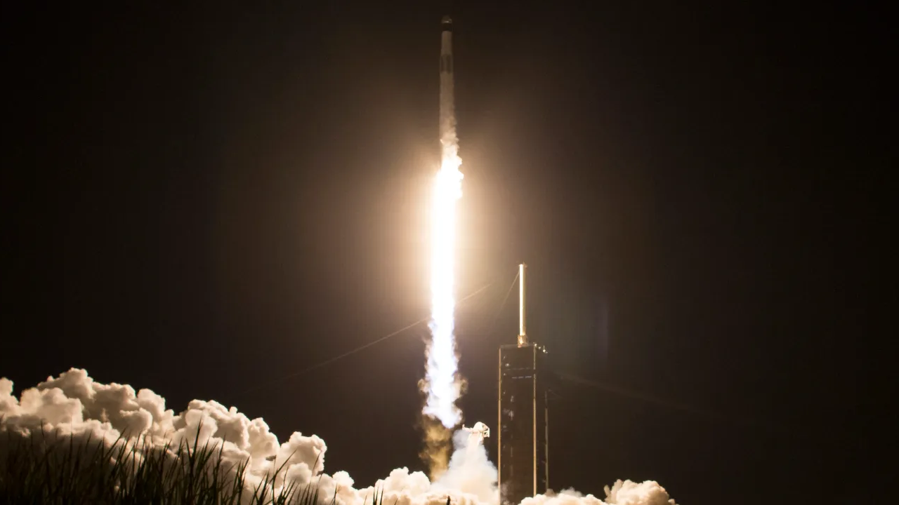 SpaceX tem êxito em lançamento da oitava tripulação para Estação Espacial Internacional Lorena Bueri