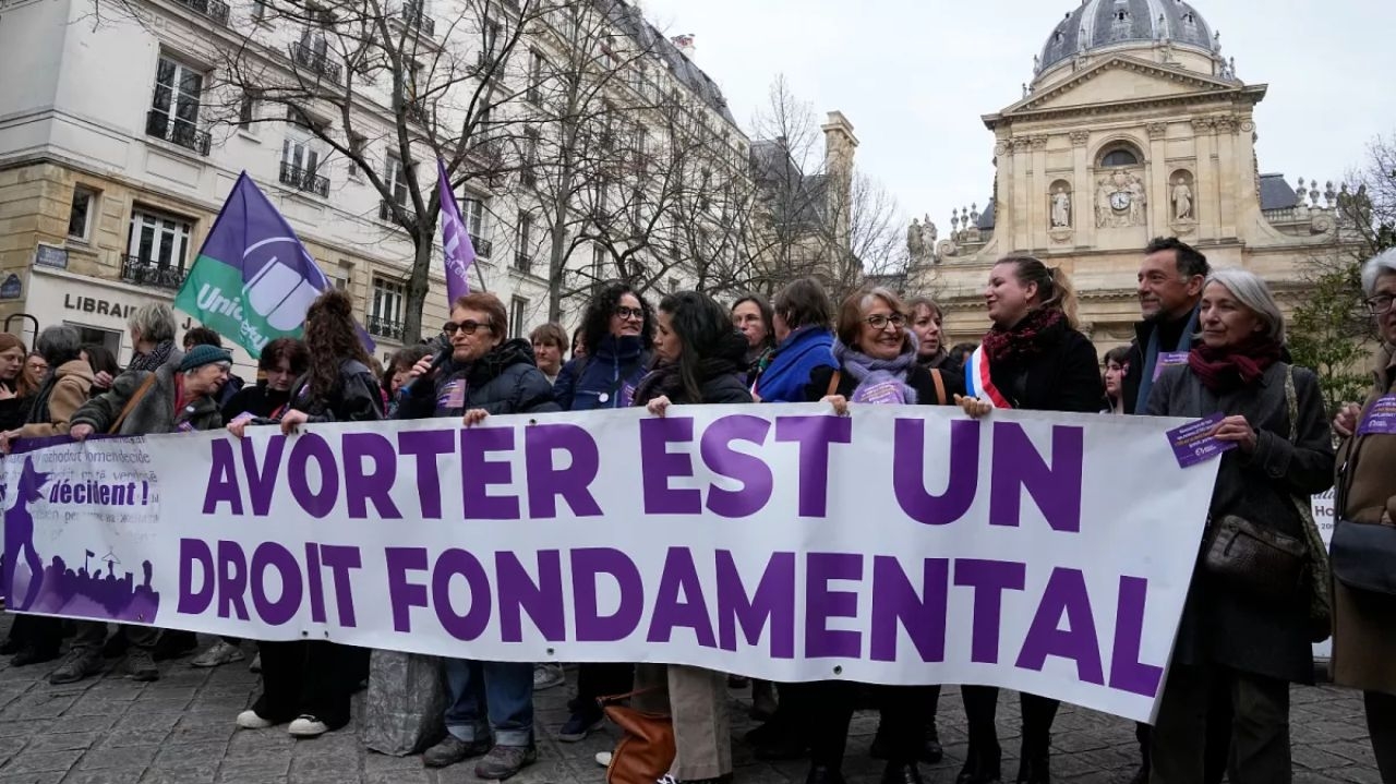 França se torna primeiro país a incluir direito ao aborto na Constituição Lorena Bueri