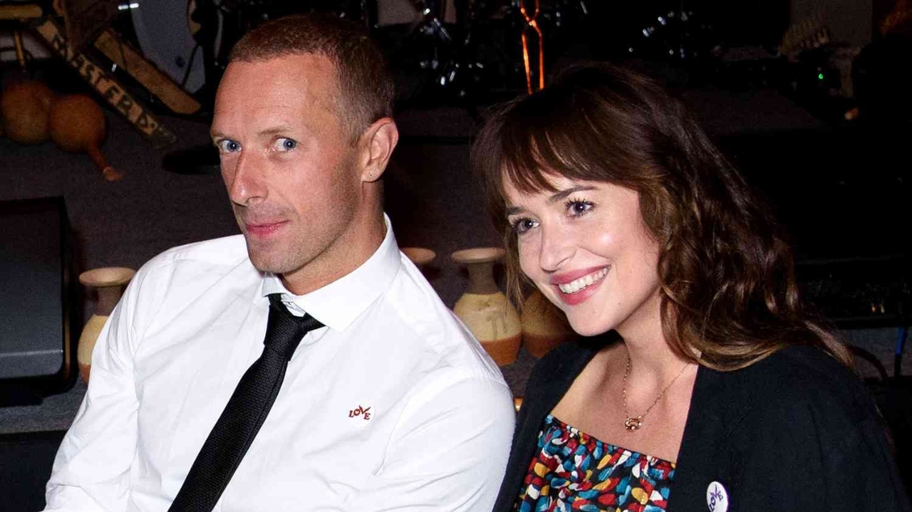 Chris Martin e Dakota Johnson estariam noivos, segundo site Lorena Bueri